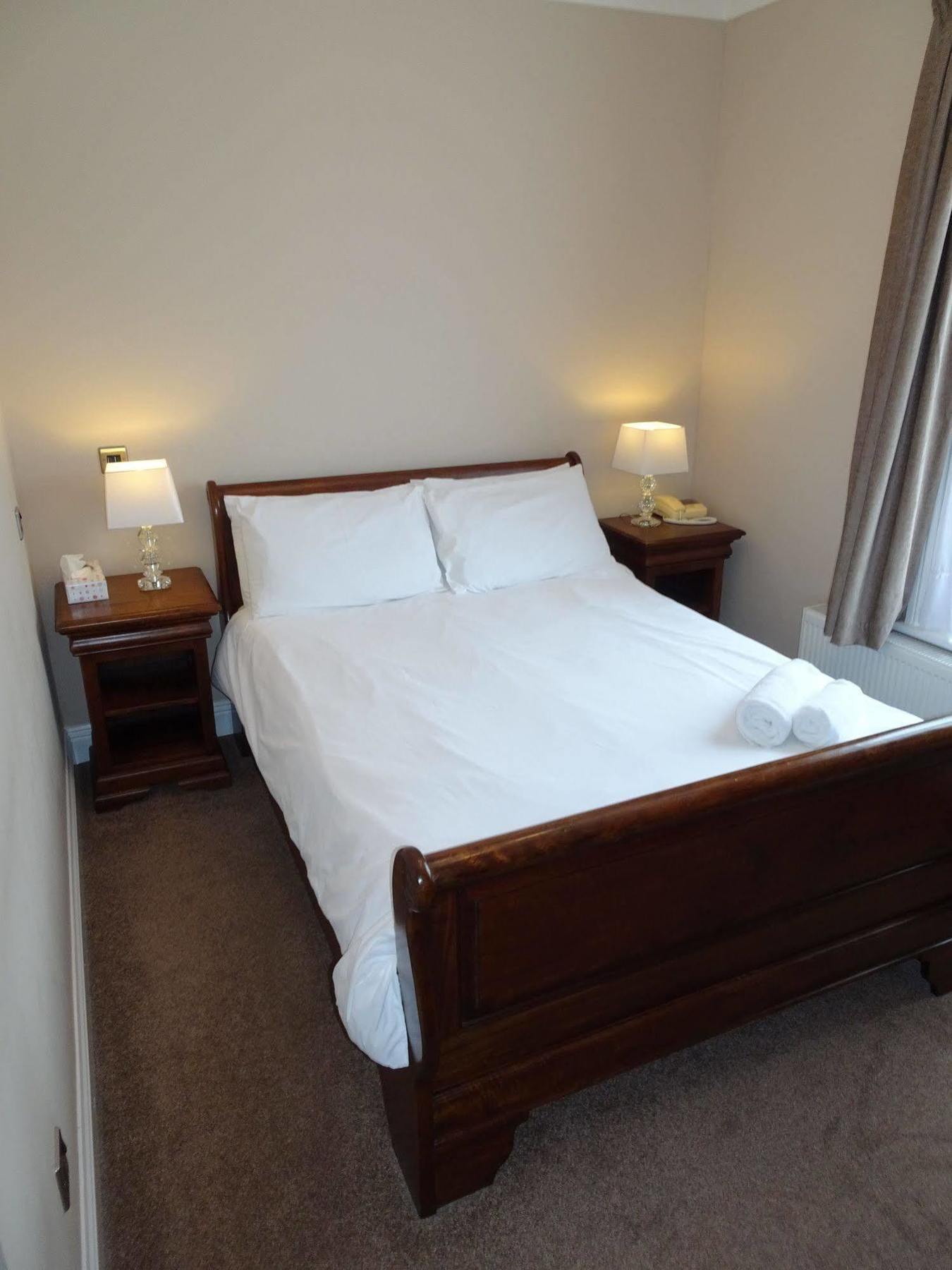 Fernbank Hotel Basingstoke Eksteriør billede