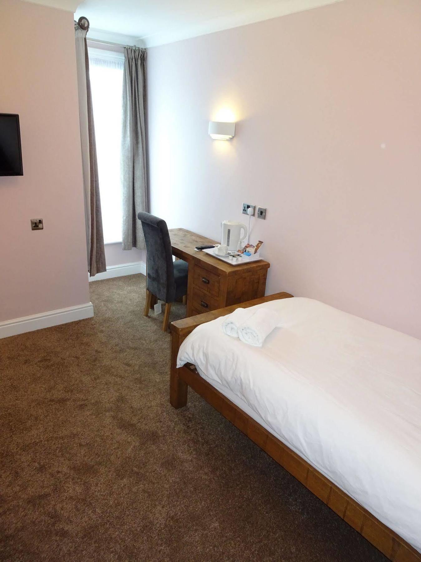 Fernbank Hotel Basingstoke Eksteriør billede