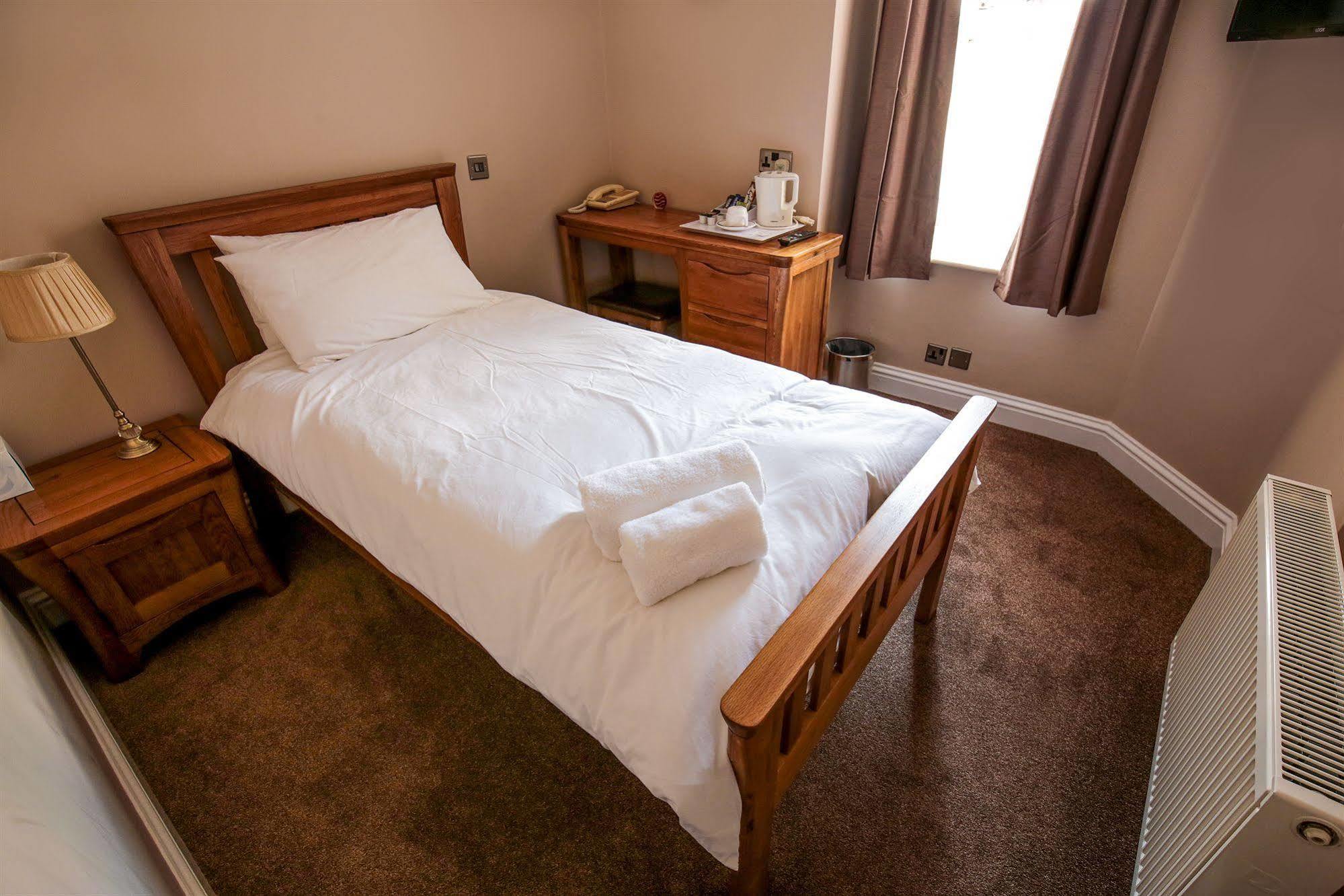 Fernbank Hotel Basingstoke Eksteriør billede