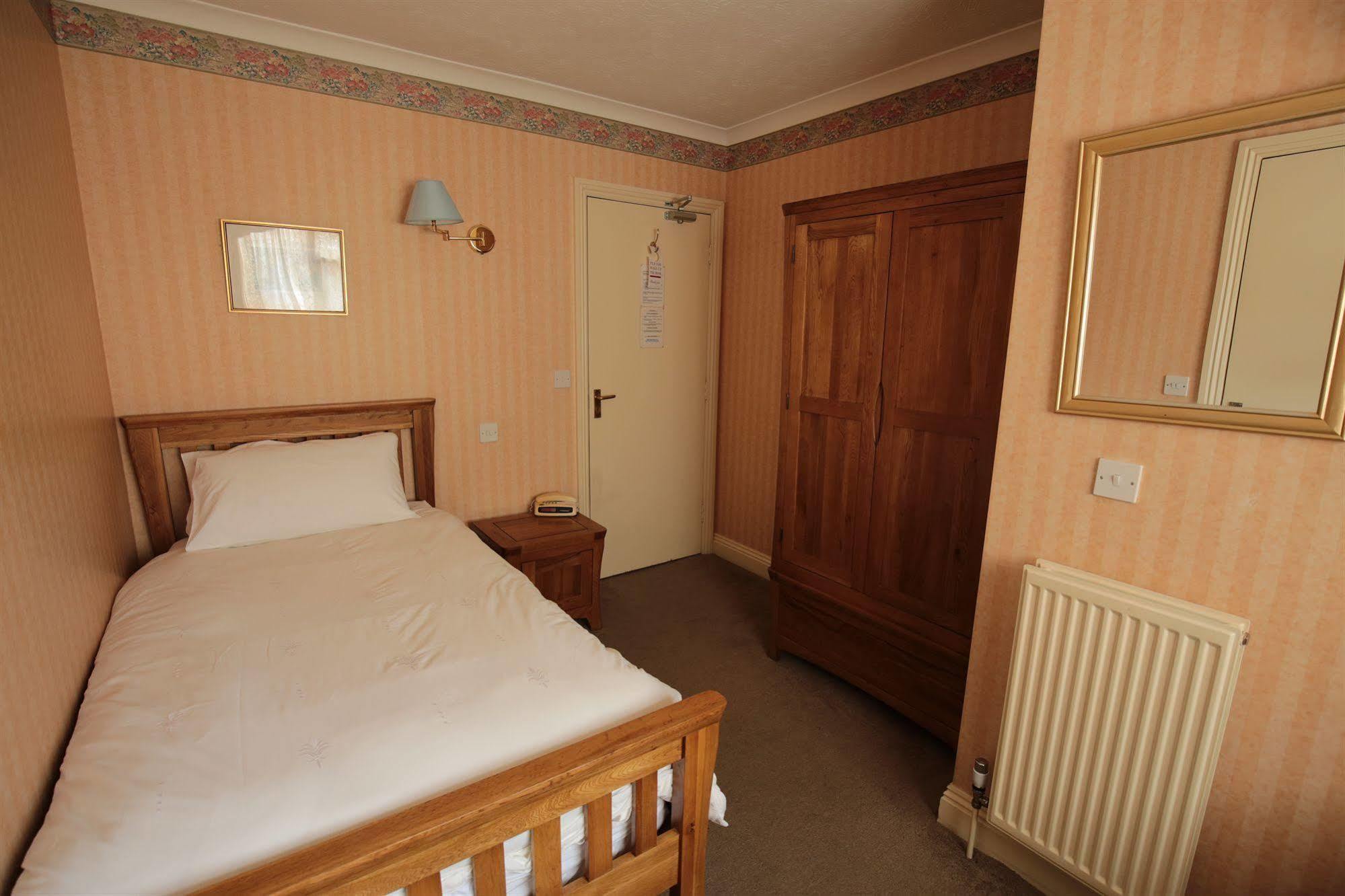 Fernbank Hotel Basingstoke Eksteriør billede