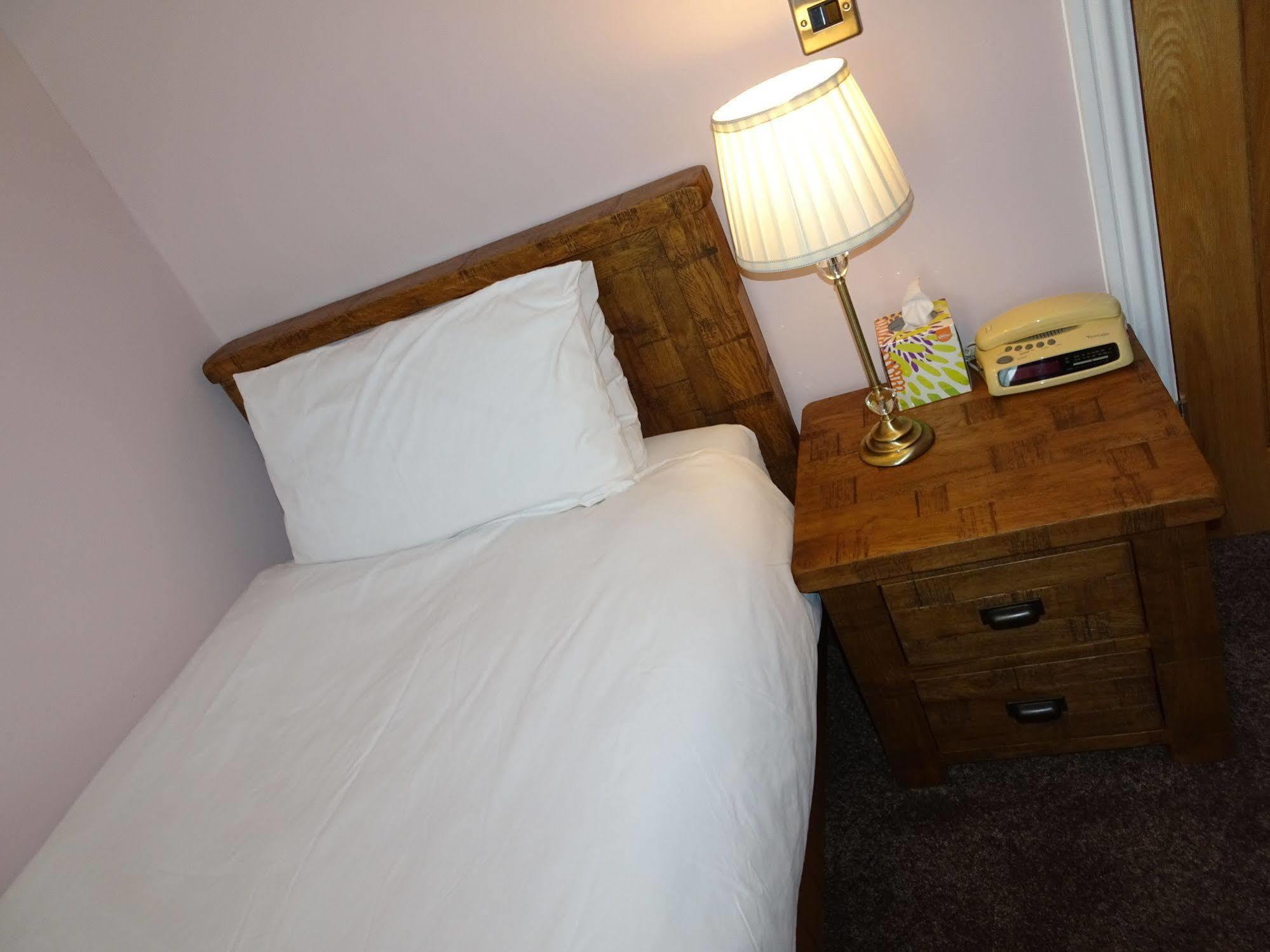 Fernbank Hotel Basingstoke Eksteriør billede