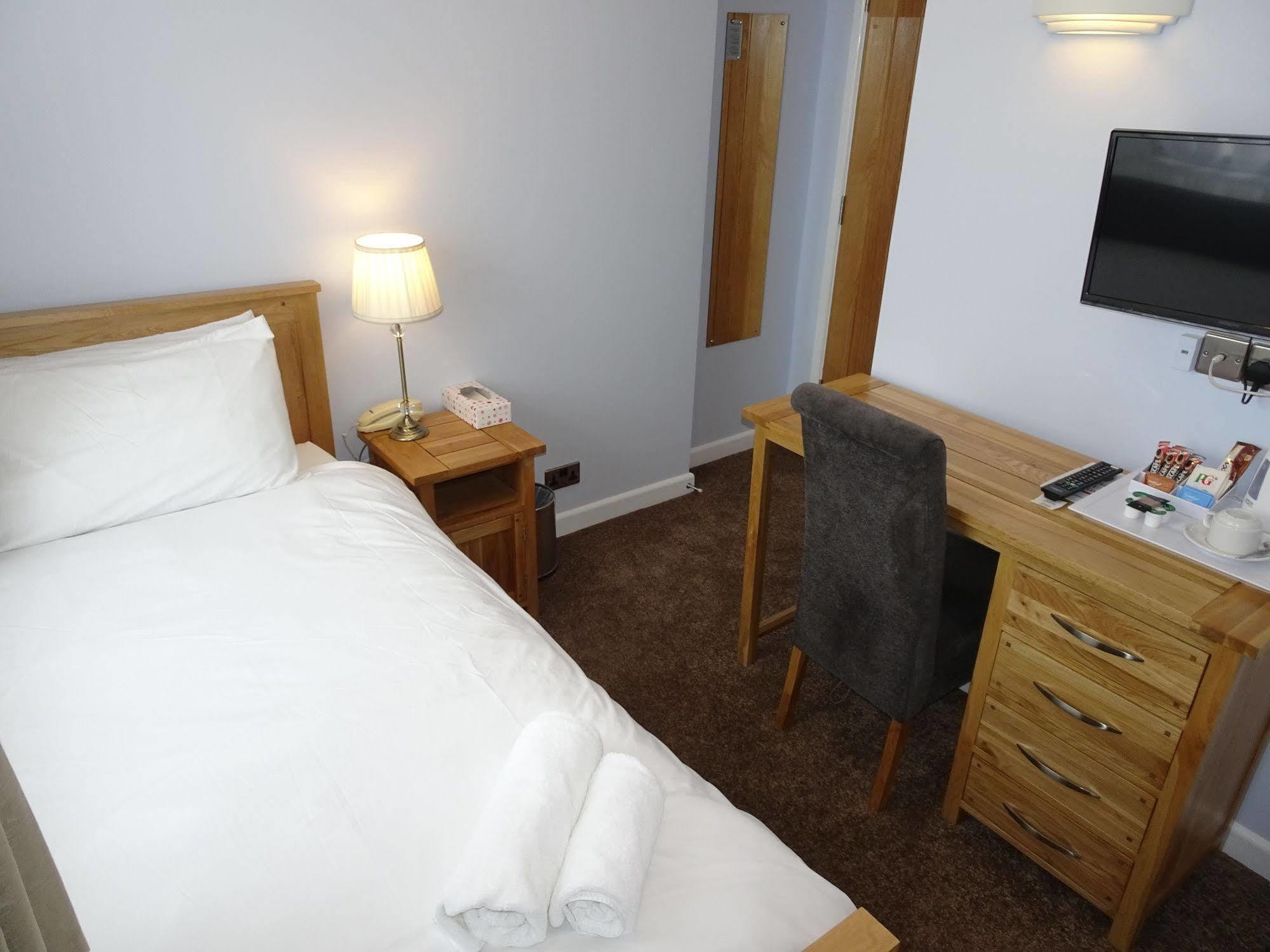 Fernbank Hotel Basingstoke Eksteriør billede