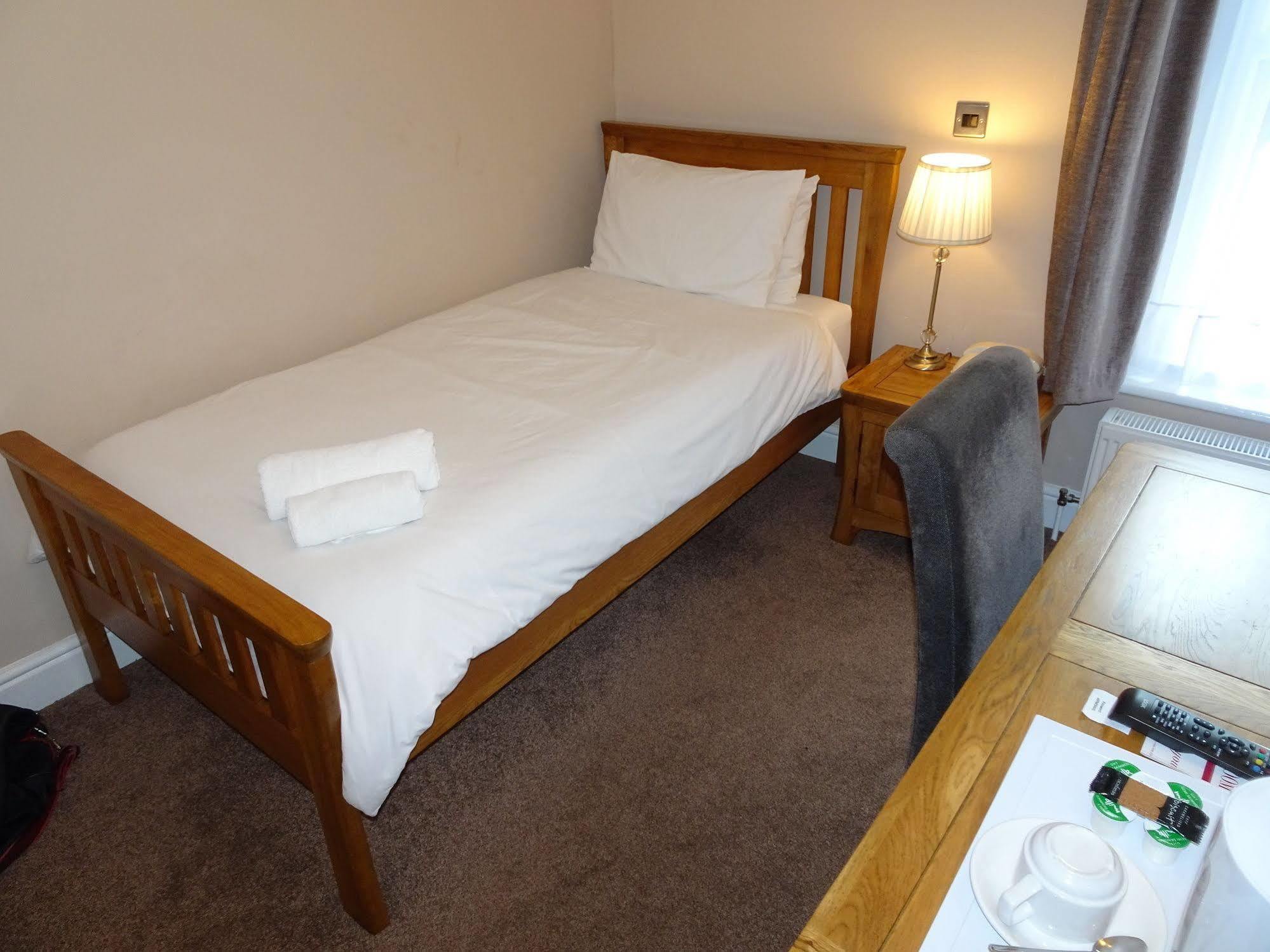 Fernbank Hotel Basingstoke Eksteriør billede